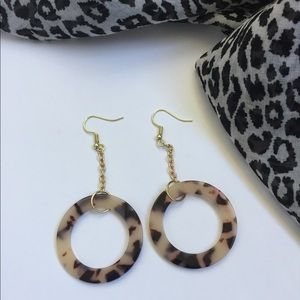 Tortoiseshell ring drop earrings in acrylic.